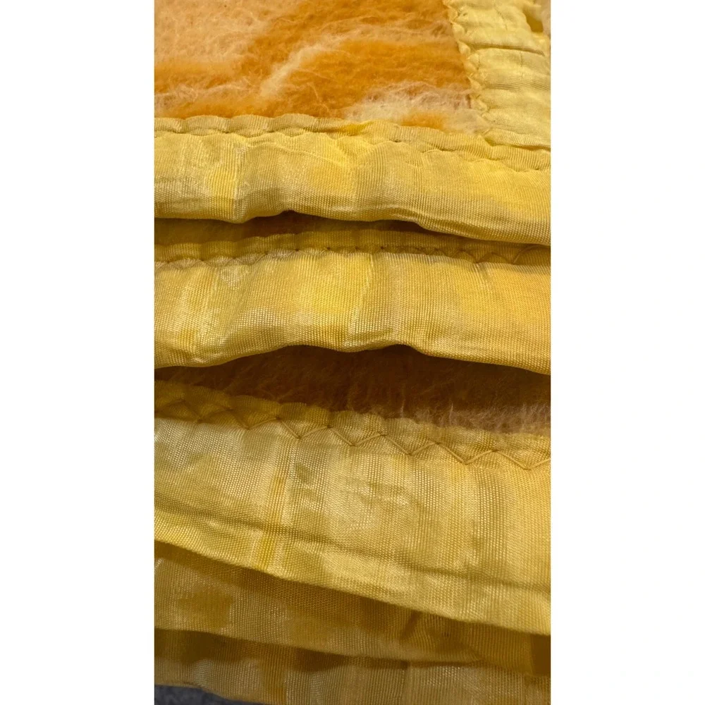 Vintage Yellow Orange‎ Floral Acrylic Damask Blanket Satin Trim Retro 70s 54x70